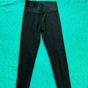 Black front-seamed leggings with elastic waistband